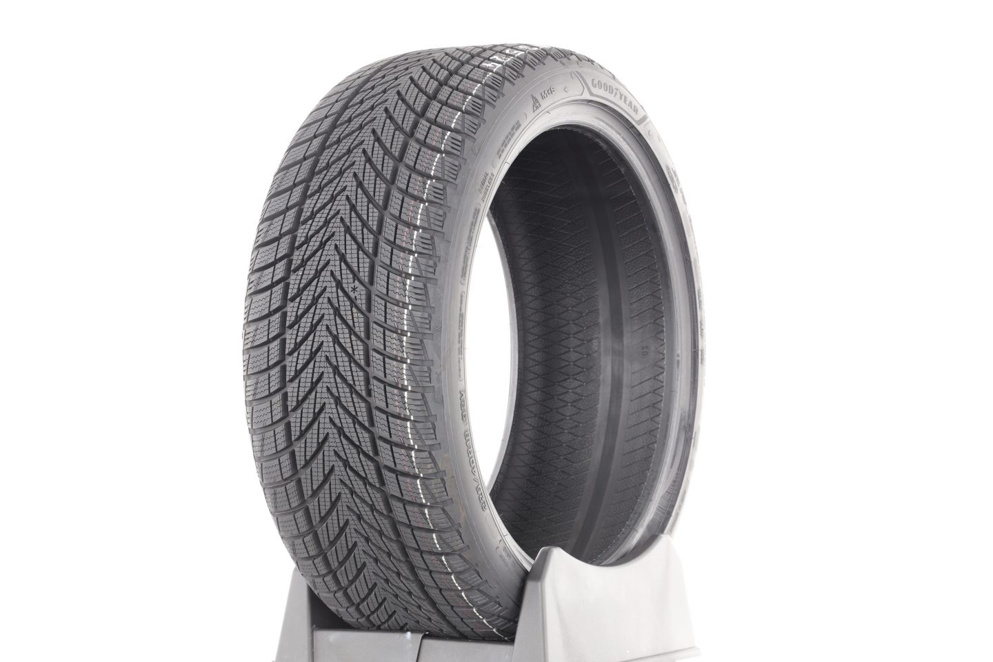 31 Winterreifen im ADAC-Test: 15 sind nicht empfehlenswert – Billigreifen entpuppen sich als echtes Risiko! adac ev tests goodyear ultragrip performance3