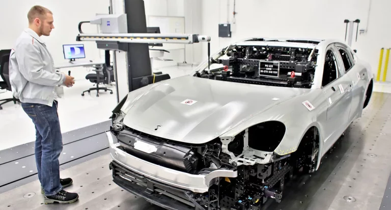 Hoffmeister-Kraut warnt: „50.000 Jobs weg – Automobilwirtschaft braucht EU-Hilfe!“