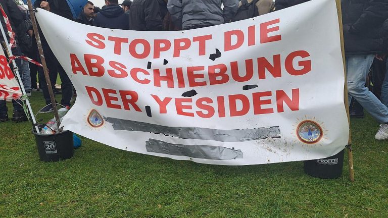 NRW fordert von Dobrindt Abschiebestopp für jesidische Geflüchtete