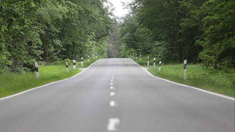 ADFC fordert Tempolimit auf Landstraßen ADFC fordert Tempolimit auf Landstraßen