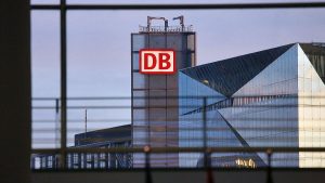 Gewerkschaften fordern Bahn-Management-Einsparungen in Berlin