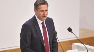 „Das Ziel ist leider unrealistisch“: SPD-Ministerpräsident Olaf Lies fordert – Verbrenner-Aus 2035 soll kippen