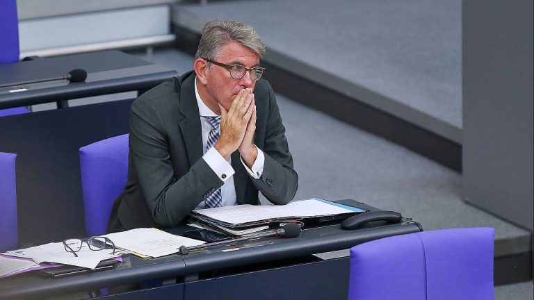 Kulturstaatsminister Weimer will Förderung bei Antisemitismus entziehen