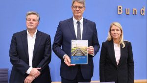Al-Wazir kritisiert Bundesregierung für Probleme bei Deutscher Bahn