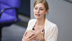Bundestag Berlin: Grünen-Abgeordnete hält Rede mit Baby