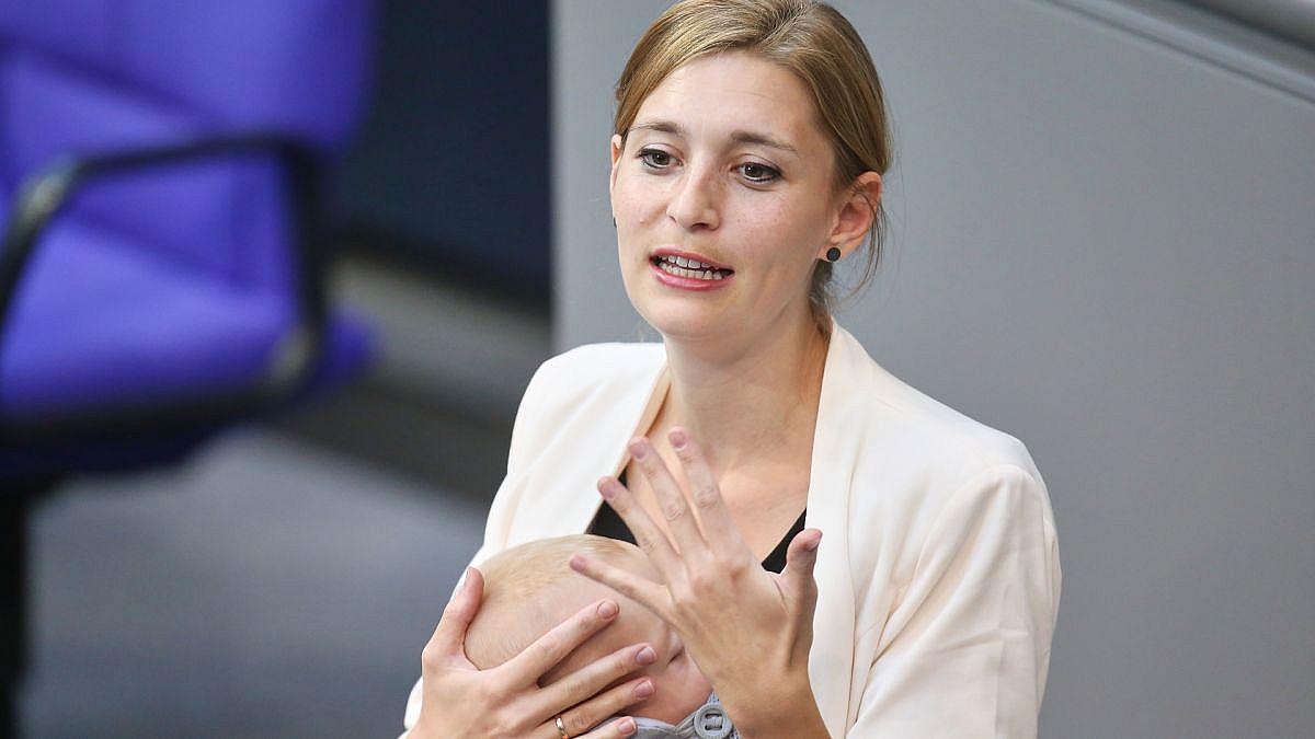Bundestag Berlin: Grünen-Abgeordnete hält Rede mit Baby