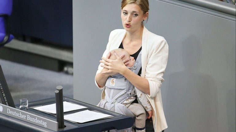 Steinmüllers spontaner Auftritt im Bundestag mit Baby