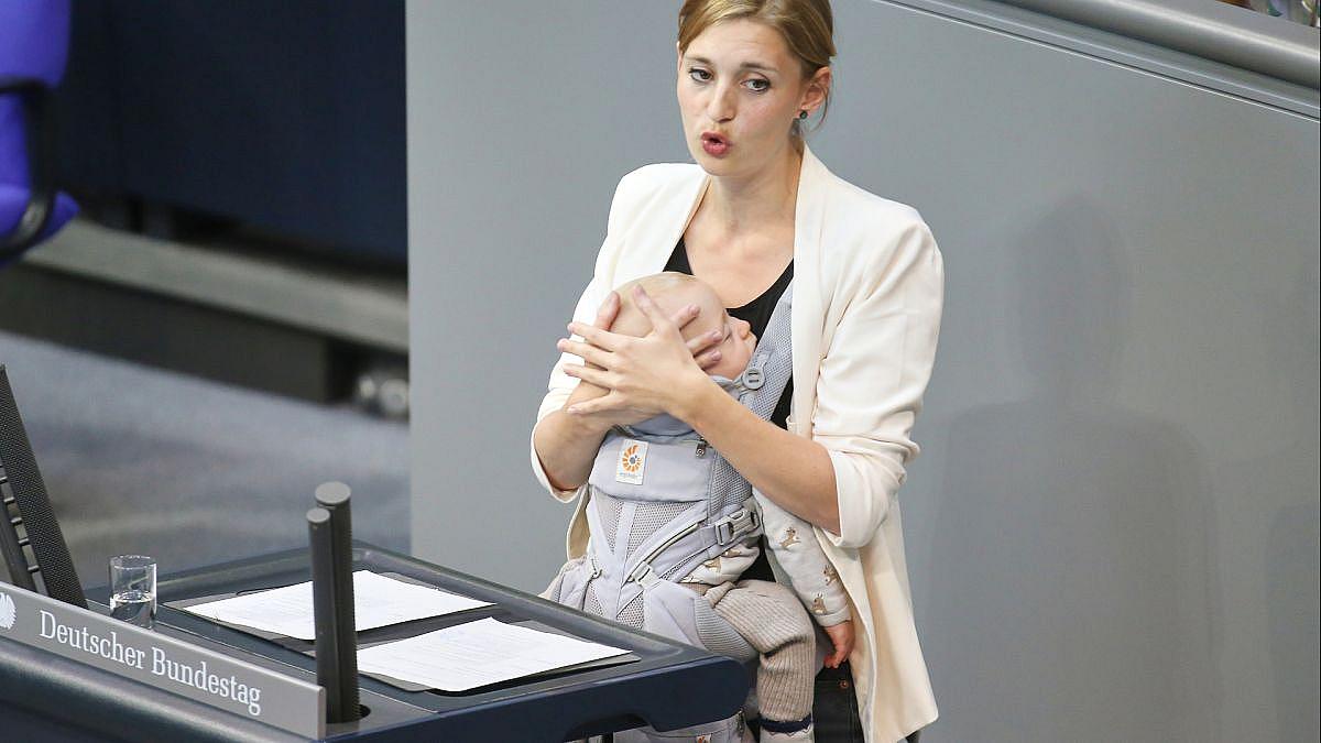 Steinmüllers spontaner Auftritt im Bundestag mit Baby