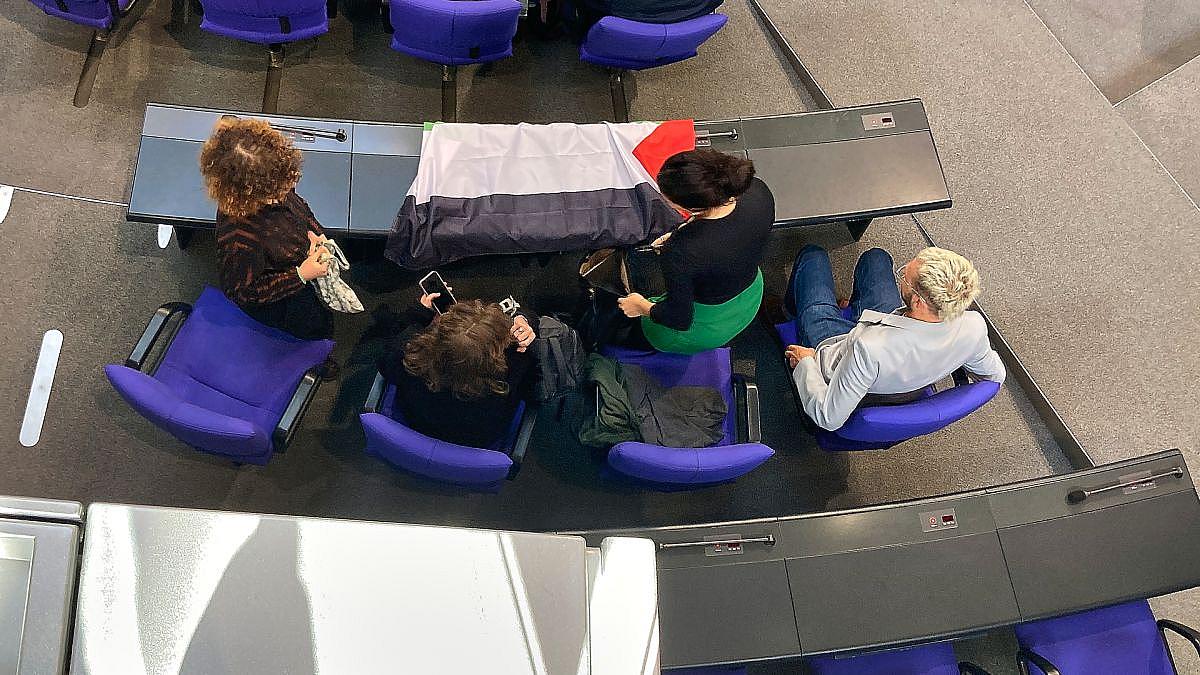 Linken-Abgeordnete im Bundestag wegen Palästina-Flagge des Saales verwiesen
