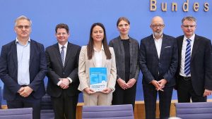 Wirtschaftsinstitute heben Konjunkturprognose für Deutschland minimal an