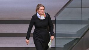Bundesjustizministerin Hubig strebt Fußfessel bei häuslicher Gewalt an