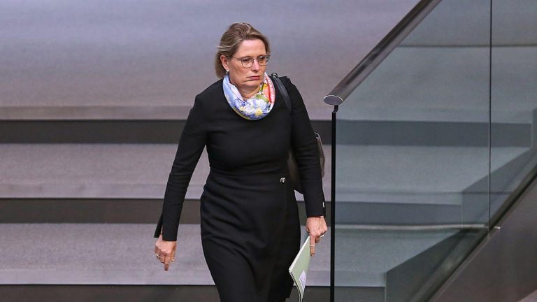 Bundesjustizministerin Hubig strebt Fußfessel bei häuslicher Gewalt an