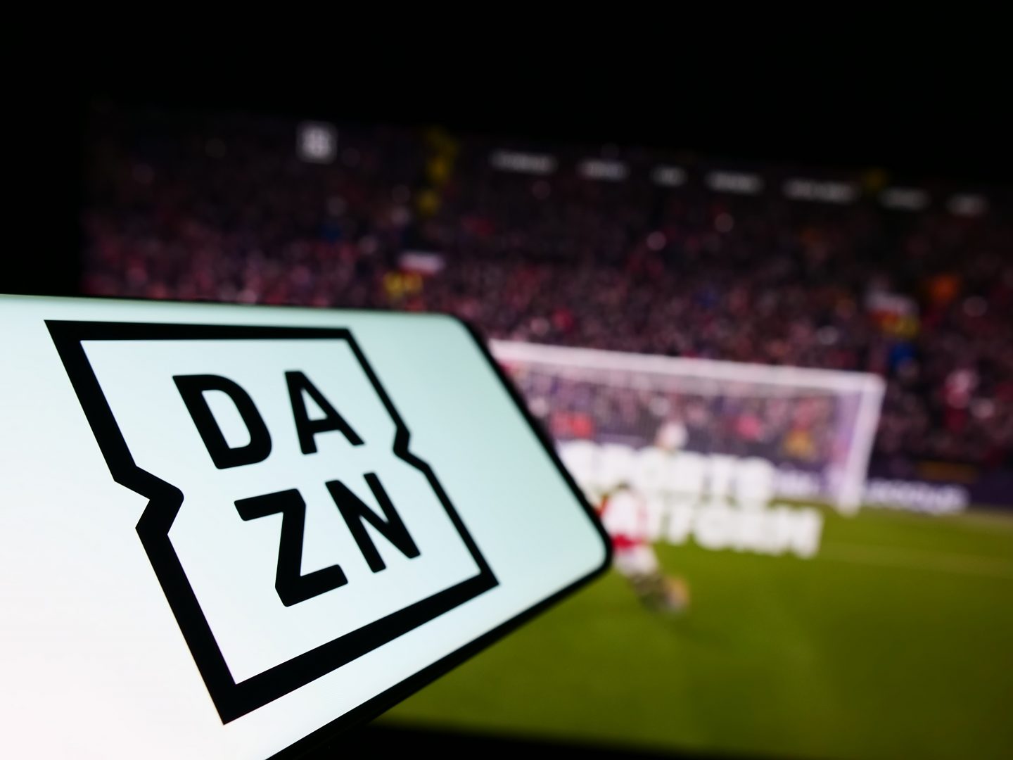Sammelklage gegen DAZN: „Klares Foulspiel“ – tausende User ziehen vor Gericht