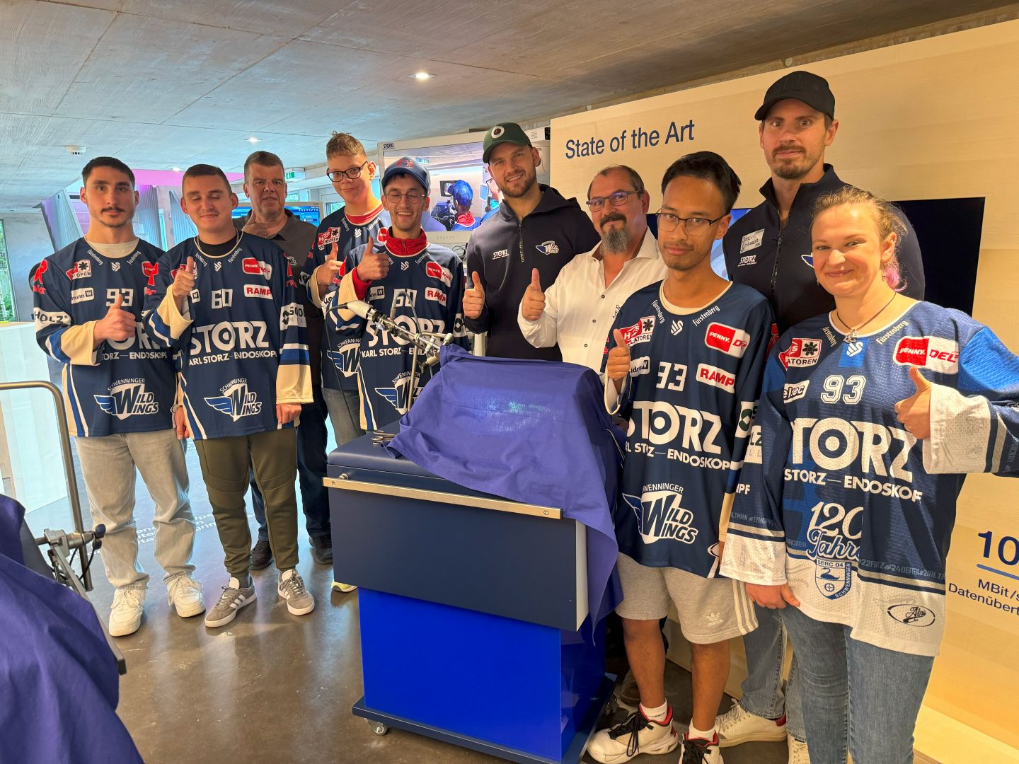 Mitten ins Herz: Schwenninger WILD WINGS und KARL STORZ schenken unvergessliche Momente im TUTORAMA image01 Eishockeyaktion quelle KARL STORZ