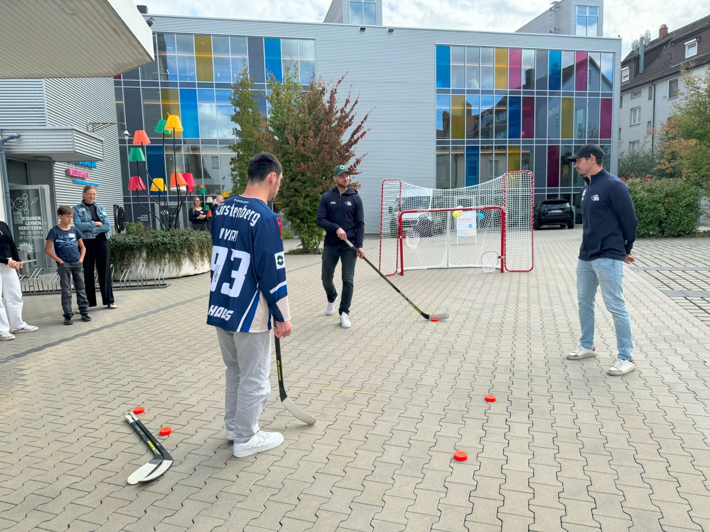 Mitten ins Herz: Schwenninger WILD WINGS und KARL STORZ schenken unvergessliche Momente im TUTORAMA image02 Eishockeyaktion quelle KARL STORZ