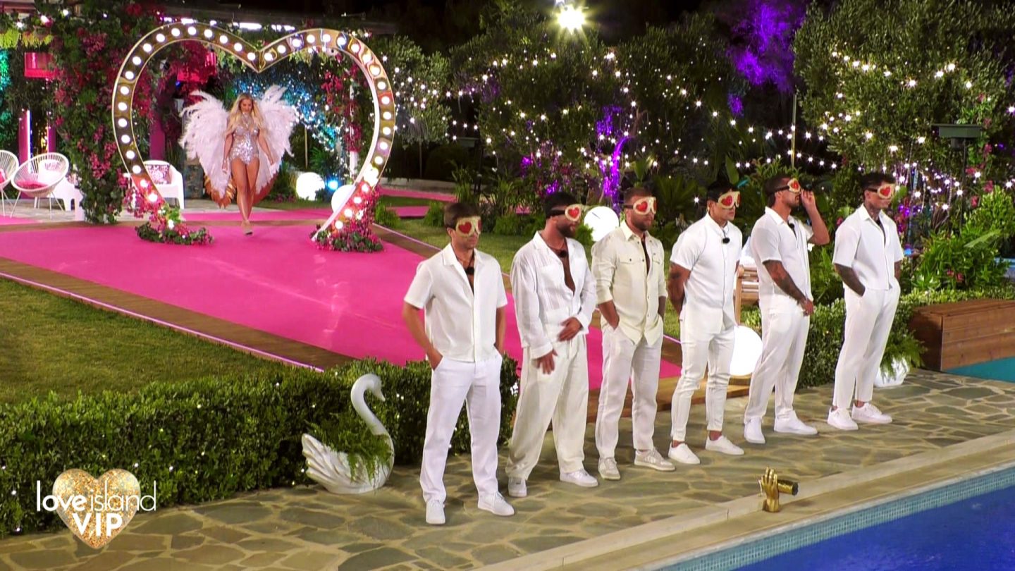 Geute bei „Love Island VIP“: Josh knutscht fremd, Laura küsst alle – und Sylvie Meis packt aus! love island vip st2 12 laura kommt 1