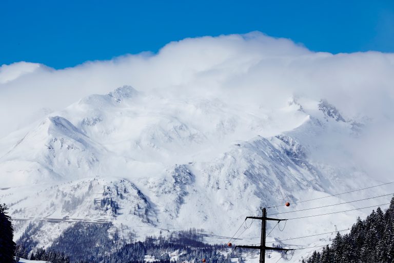 Schneefall in den italienischen Alpen sorgt für Winterbilder mitten im Frühherbst