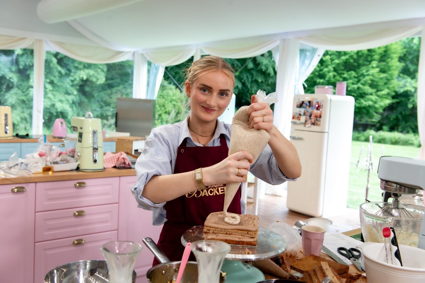 „Das große Backen“ 2025: Drama und Tränen um Gravity Cake – dieser Kandiat scheitert an der Schwerkraft und ist in Folge 8 raus 1822555 1