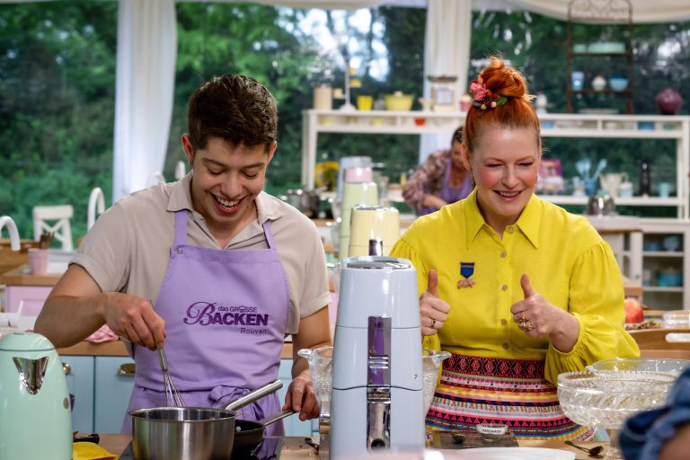 „Das große Backen“ heute: Wer scheitert an der Schoko-Challenge – und wer zaubert den Gravity-Knaller?