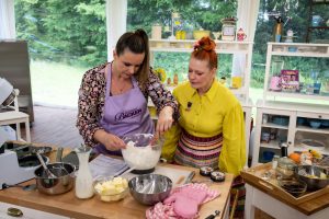 „Das große Backen“ 2025: Drama und Tränen um Gravity Cake – dieser Kandiat scheitert an der Schwerkraft und ist in Folge 8 raus