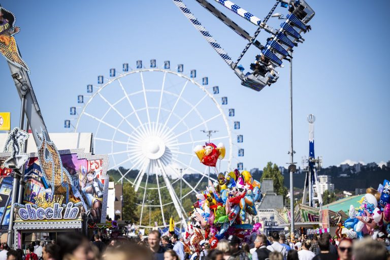 Cannstatter Volksfest Halbzeitbilanz: Zwei Millionen feiern – Platz am 3. Oktober wegen Überfüllung zeitweise geschlossen