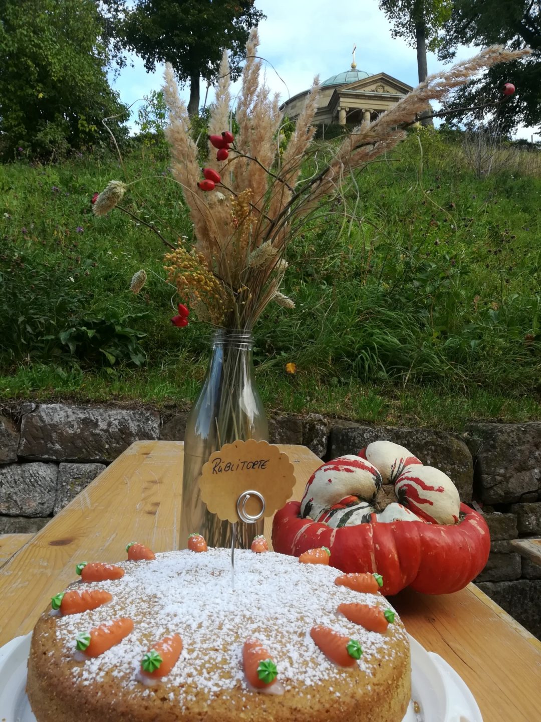 Ausflugstipp: Stuttgarts magischer Herbst-Balkon – Was die Grabkapelle auf dem Württemberg jetzt zum Top-Ausflugsziel macht 40 stuttgart rotenberg event herbstzauber foto ssg ines dumas ssg pressebild