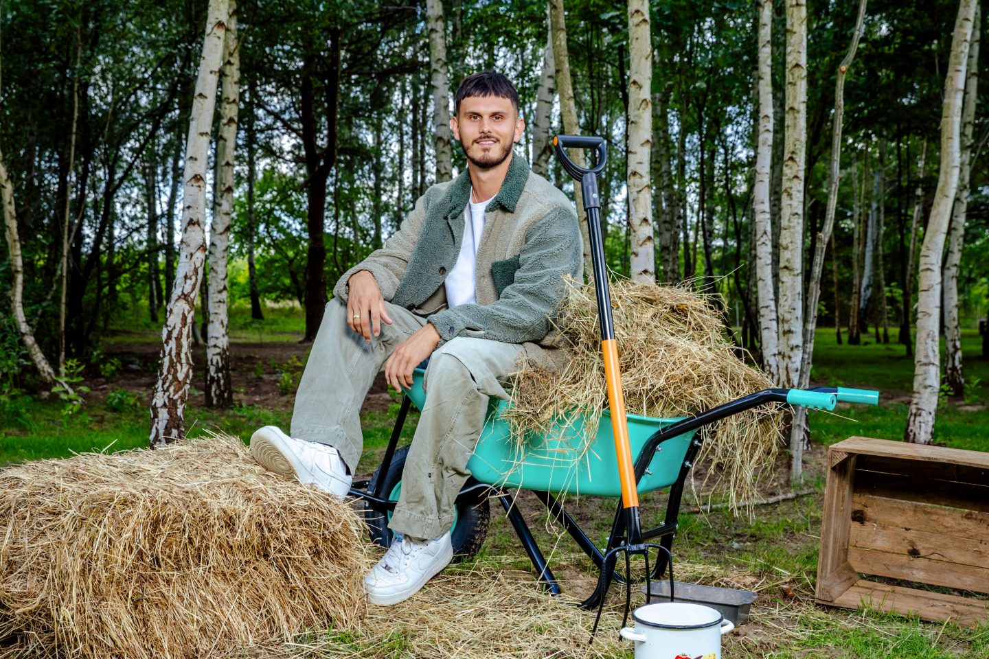 „Der Promihof“ startet heute bei RTLZWEI: 21 Stars, ein Hof – Stallgeruch, Streit, Strategie und der gnadenlose Kampf um 100.000 Euro 5qIg6jACws0N promihof 2025 nino 01