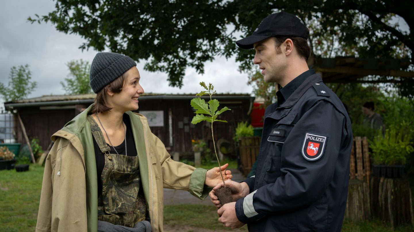 "Wendland – Stiller und der Wolf im Schafspelz" heute: Ein Mann, eine Flucht und ein düsteres Geheimnis –Fesselnder ZDF-Thriller mit Ulrich Noethen 90491 1 25