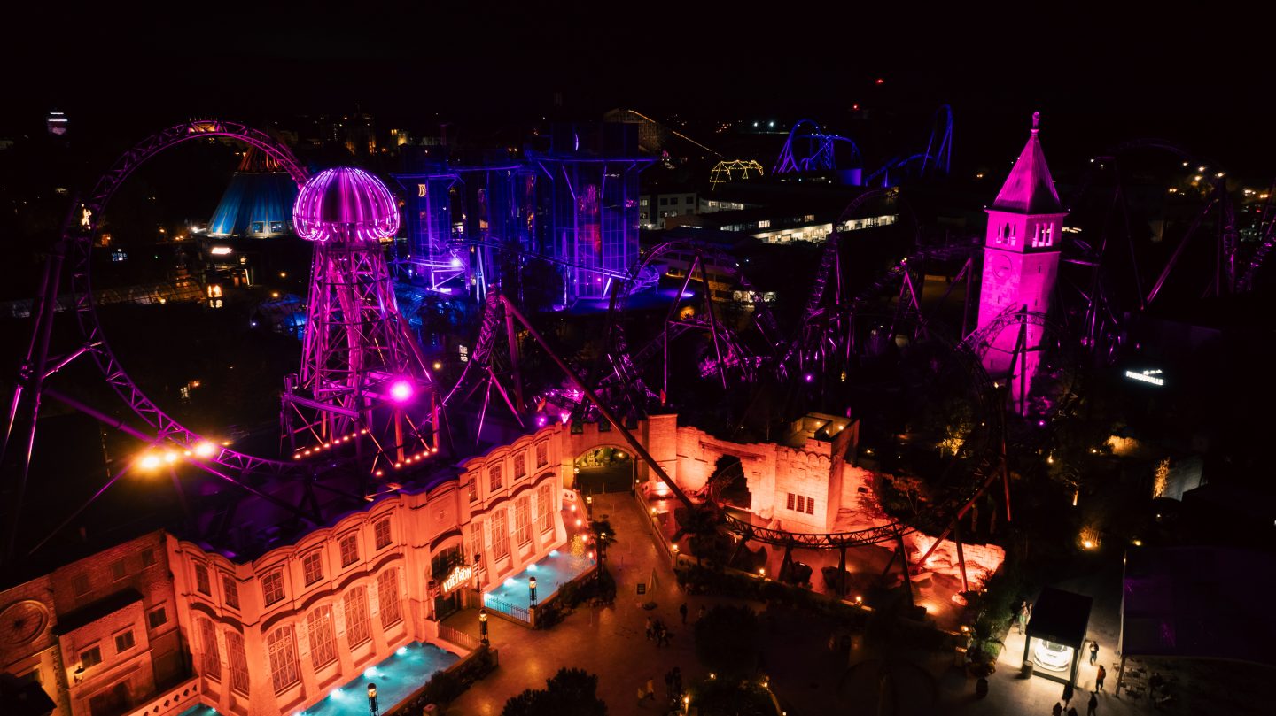 Achterbahnen in Pink: Wie der Europa-Park im Oktober ein starkes Zeichen gegen Brustkrebs setzt Achterbahnleuchten1