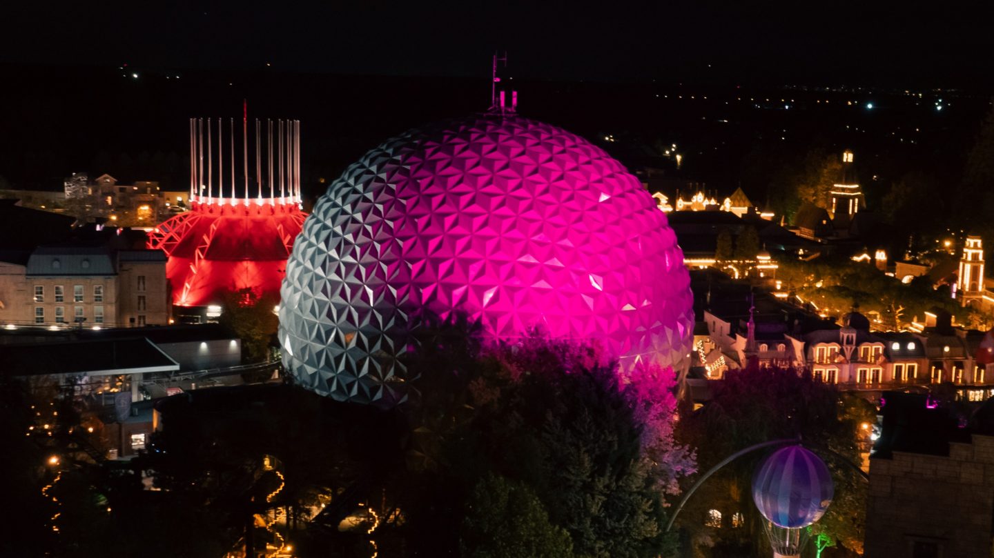 Achterbahnen in Pink: Wie der Europa-Park im Oktober ein starkes Zeichen gegen Brustkrebs setzt Achterbahnleuchten4