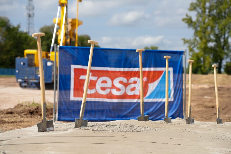 Starker Standort, starke Zukunft – tesa baut Werk in Offenburg kräftig aus