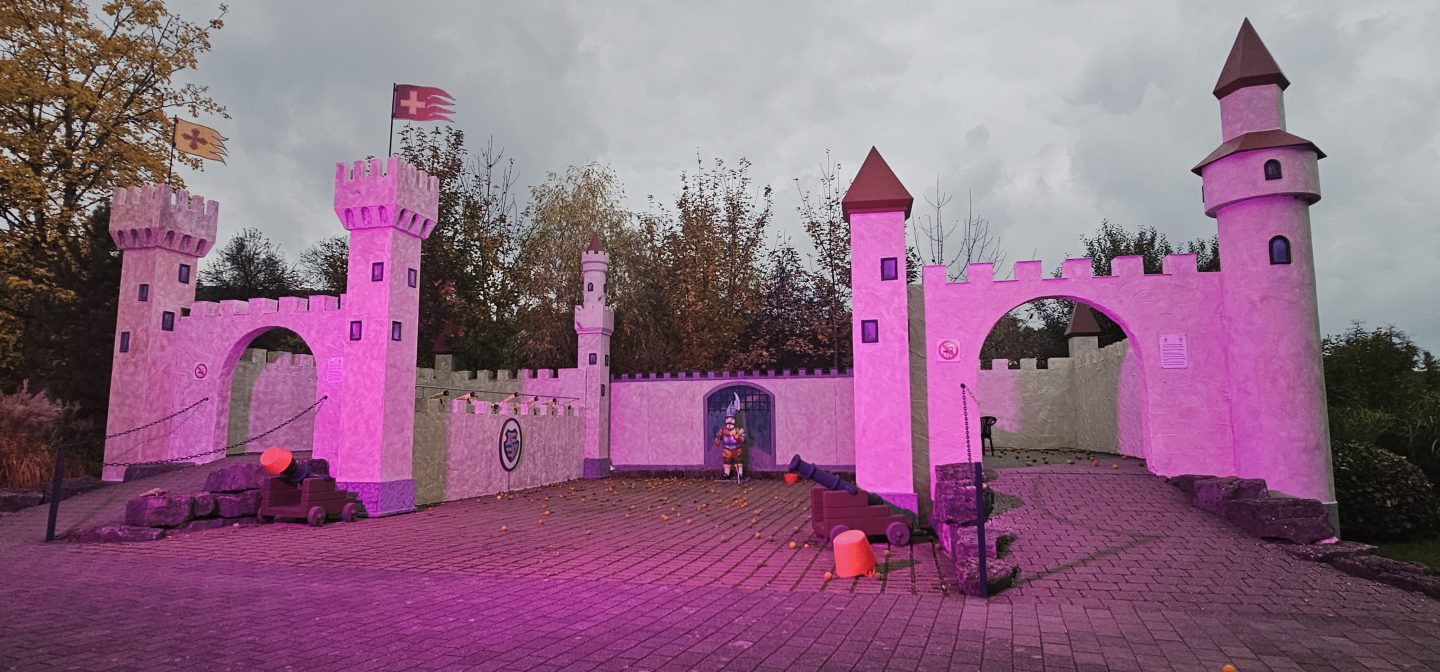 Magische Abende im Schwaben Park: Wenn Licht statt Grusel regiert Burg Schwabenstein