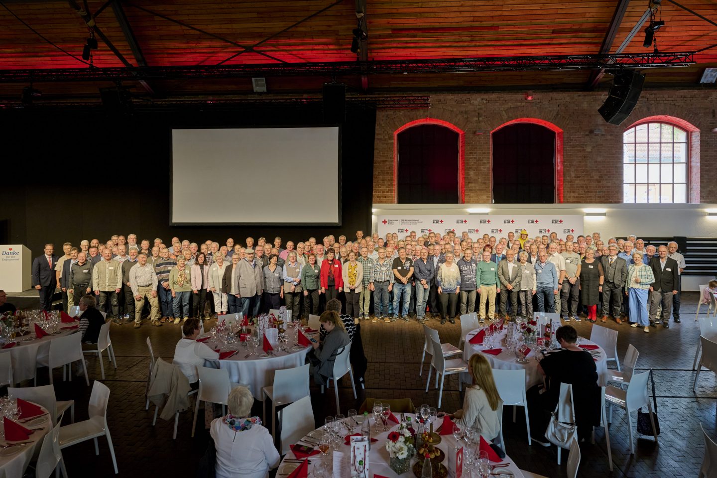 27.000 Mal Leben gerettet – Baden-Württemberg feiert seine Blutspender DRK Spenderehrung Stuttgart 2025 Gruppenfoto