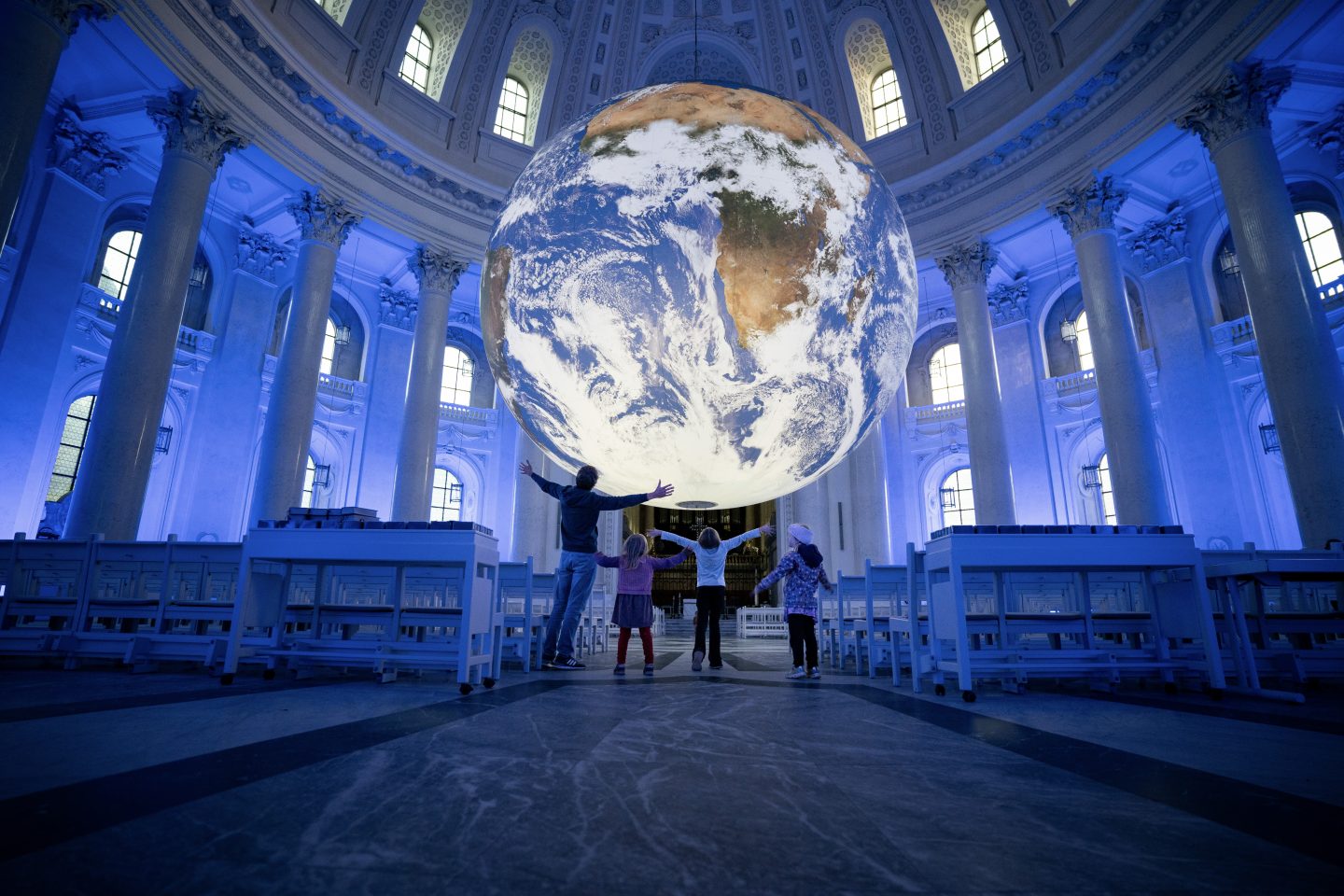 Wie aus dem All: Die rotierende Erdkugel „Gaia“ fasziniert jetzt Besucher im Dom St. Blasien
