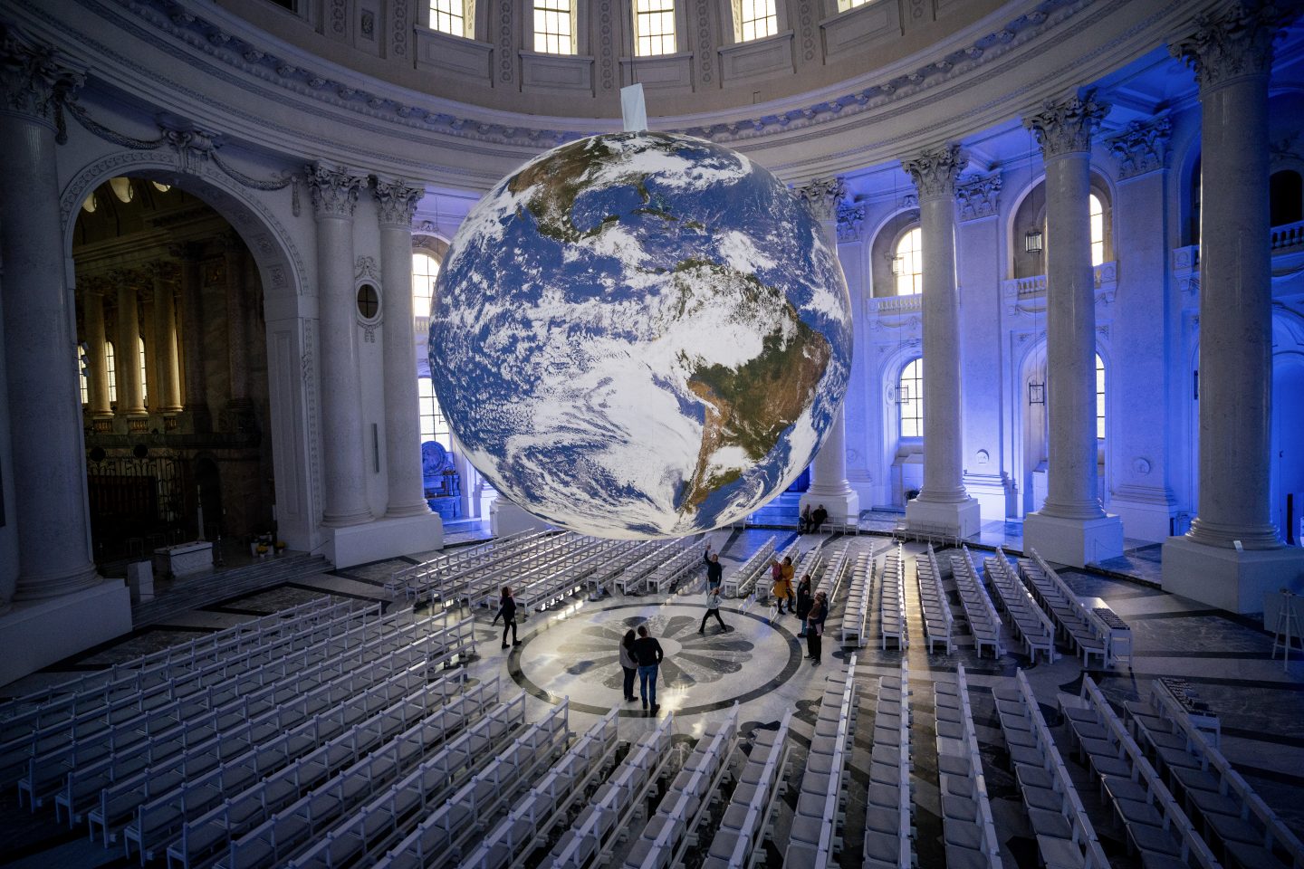 Wie aus dem All: Die rotierende Erdkugel „Gaia“ fasziniert jetzt Besucher im Dom St. Blasien Gaia im Dom St. Blasien ©Hochschwarzwald Tourismus GmbH 1