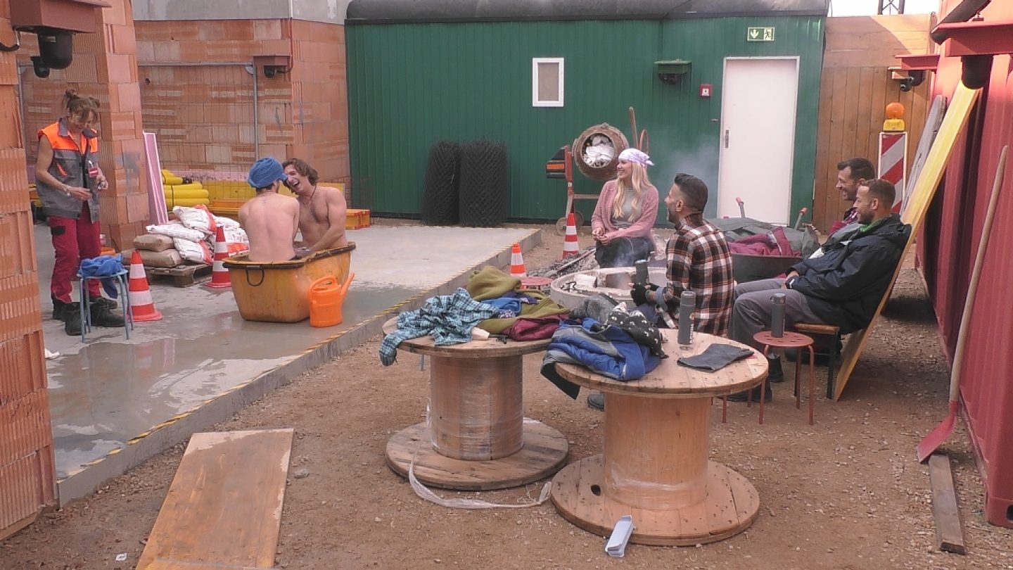 Heute bei „Promi Big Brother“: Tränen, Familien-Abrechnung – und eine irre Badewannen-Show PBB2025 Show6 4