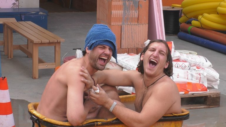 Heute bei „Promi Big Brother“: Tränen, Familien-Abrechnung – und eine irre Badewannen-Show