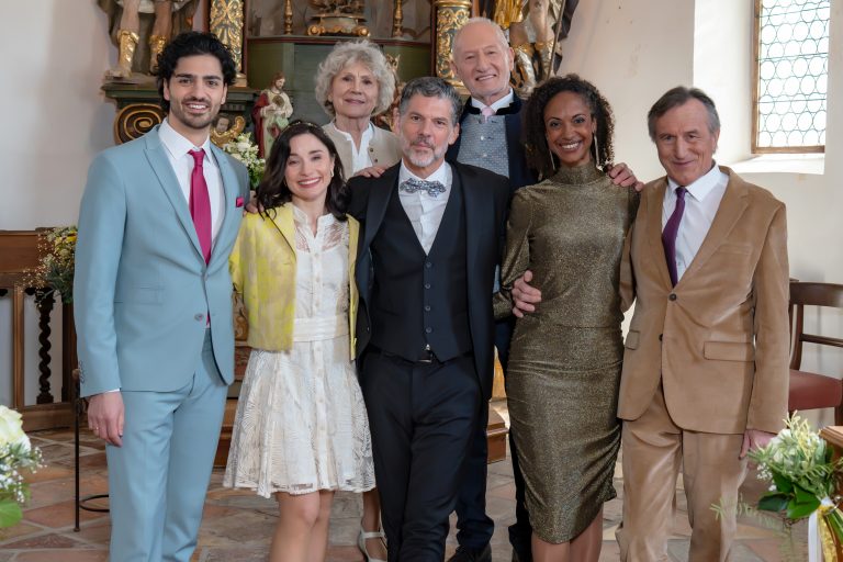 Goldene Hochzeit und ein Abschied voller Tränen – „Sturm der Liebe“ feiert seine 4500. Folge Goldene Hochzeit und ein Abschied voller Tränen – „Sturm der Liebe“ feiert seine 4500. Folge
