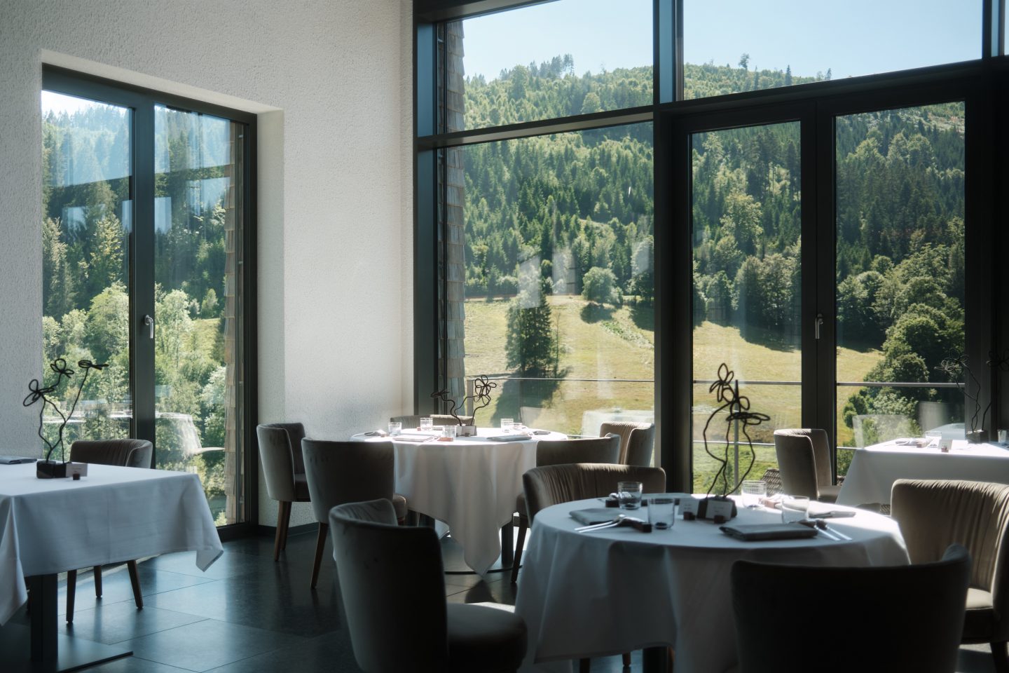 Wein, Wissen, Leidenschaft im Schwarzwald: Warum die Traube Tonbach jetzt den besten Sommelier der Welt stellt Traube Tonbach Schwarzwaldstube Blick ins Tal c Julian Beekmann Fotografie