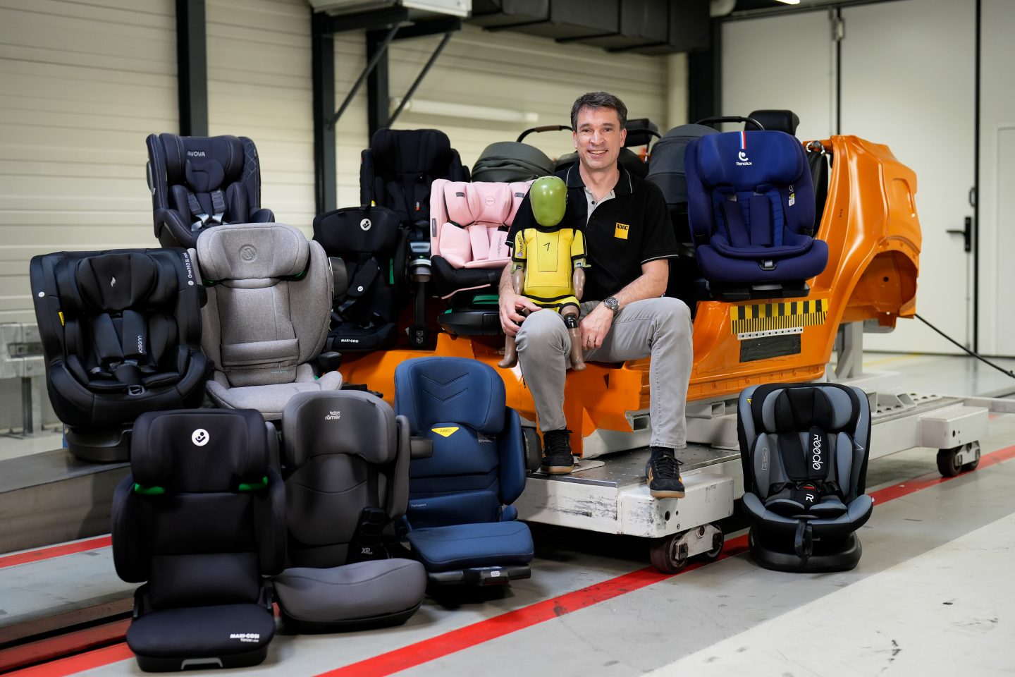 ADAC Kindersitztest 2025 – Fünf Modelle überzeugen mit Top-Schutz, drei Sitze fallen wegen Sicherheitsmängeln und Schadstoffen durch adac ev tests kindersitztest download 02