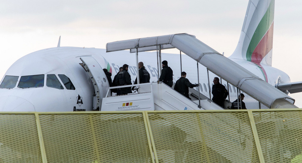 160 Straftaten – vom Diebstahl bis zur Messerattacke: Kriminelle syrische Großfamilie muss Stuttgart verlassen – 17 Mitglieder reisen nach Syrien aus