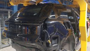 Bundesregierung prüft Hilfen für Autoindustrie und Stahlbranche
