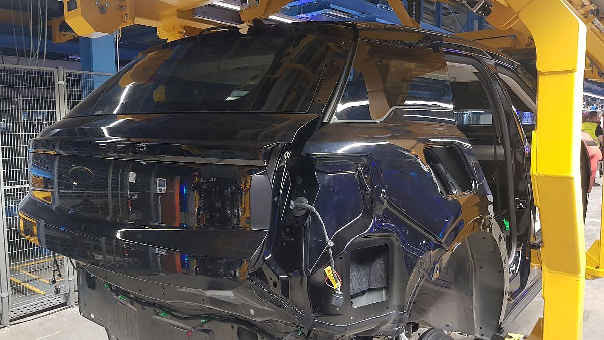 Bundesregierung prüft Hilfen für Autoindustrie und Stahlbranche