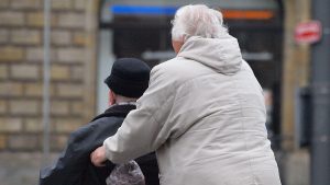 Sterblichkeit von Männern in allen Altersgruppen in Deutschland höher