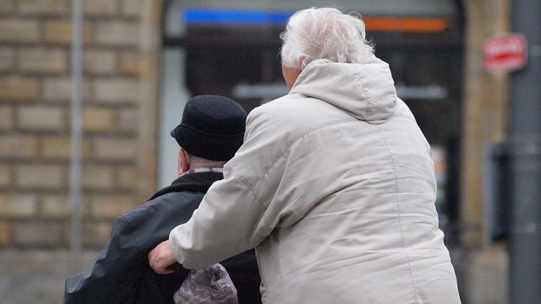 Sterblichkeit von Männern in allen Altersgruppen in Deutschland höher