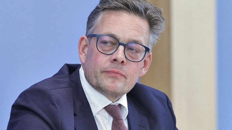 Von Notz fordert monatlichen Lagebericht im Bundestag