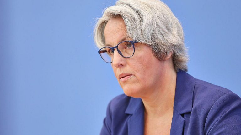 Missbrauchsbeauftragte Kerstin Claus kritisiert Ministerin Prien wegen Fonds für Betroffene
