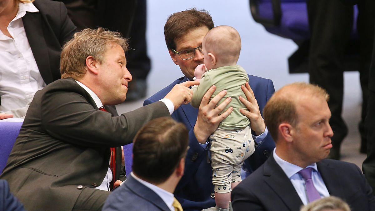 Bundestag in Berlin: Klöckner schlägt Erleichterungen für Eltern vor
