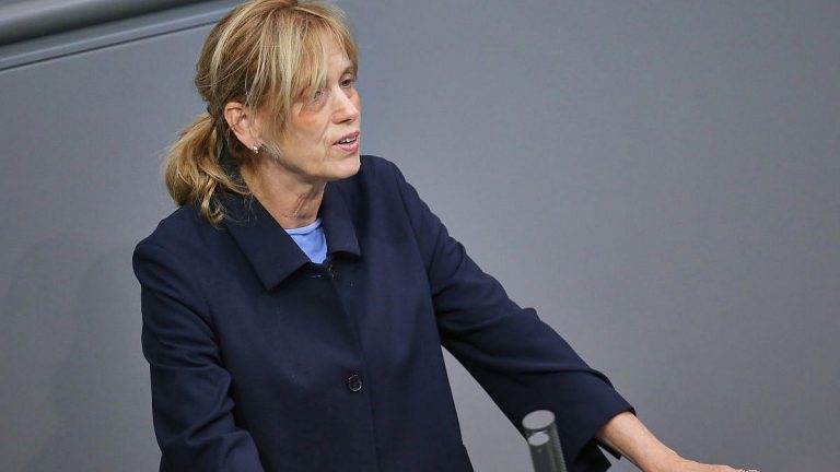 Prien drängt in Funke-Podcast auf härtere Gesetze gegen Antisemitismus