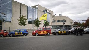 Greenpeace fordert schnellen Umstieg vor dem Kanzleramt Greenpeace fordert schnellen Umstieg vor dem Kanzleramt